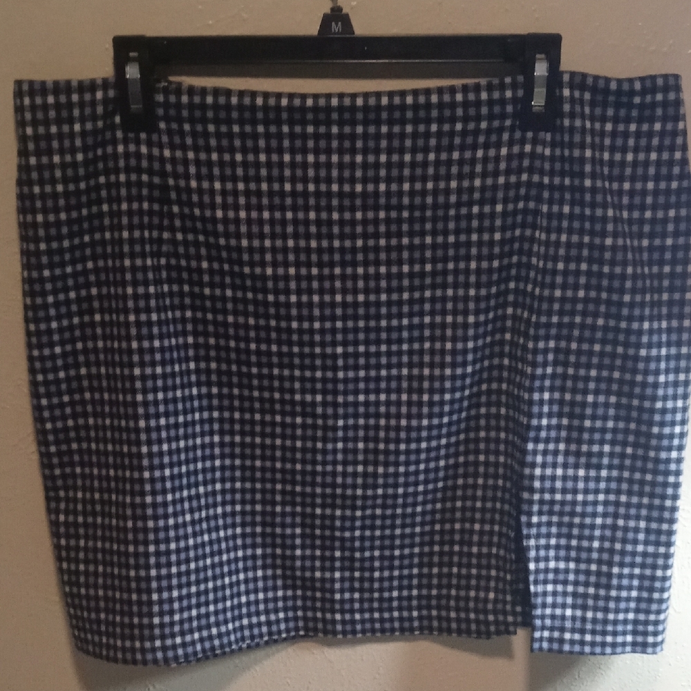 Black and White Knee-Length Pencil Skirt